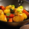 Poêlée de pommes de terre nouvelles et autres légumes printaniers au beurre salé