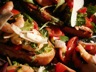 Tartine aux crevettes en salade sur tranche de pain maison