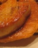 Foie gras cru et pommes rôtis sur un feuilleté croustillant