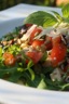 Salade tiède de pâtes au poulet, aubergines grillées, roquette, tomates et vinaigrette au pesto rosso