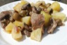 Sauté de porc aux champignons, olives, lardons et pommes de terre à l'étouffée