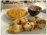 Brochettes de poulet mariné aux epices et au cacao, galette de riz tomaté et fraîcheur de concombre et oignon rouge