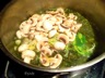 Soupe miso aux spaghettis de courgettes, épinards et champignons