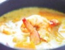 Soupe thaï piquante aux crevettes au curry rouge