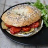 Bagel végétarien : mozzarella aubergines et tomates confites