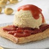Feuilleté à la fraise et sa boule de Crème Glacée Carte d'Or® Vanille de Madagascar