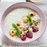 Smoothie bowl coco bananes mûres blanches framboises et granola